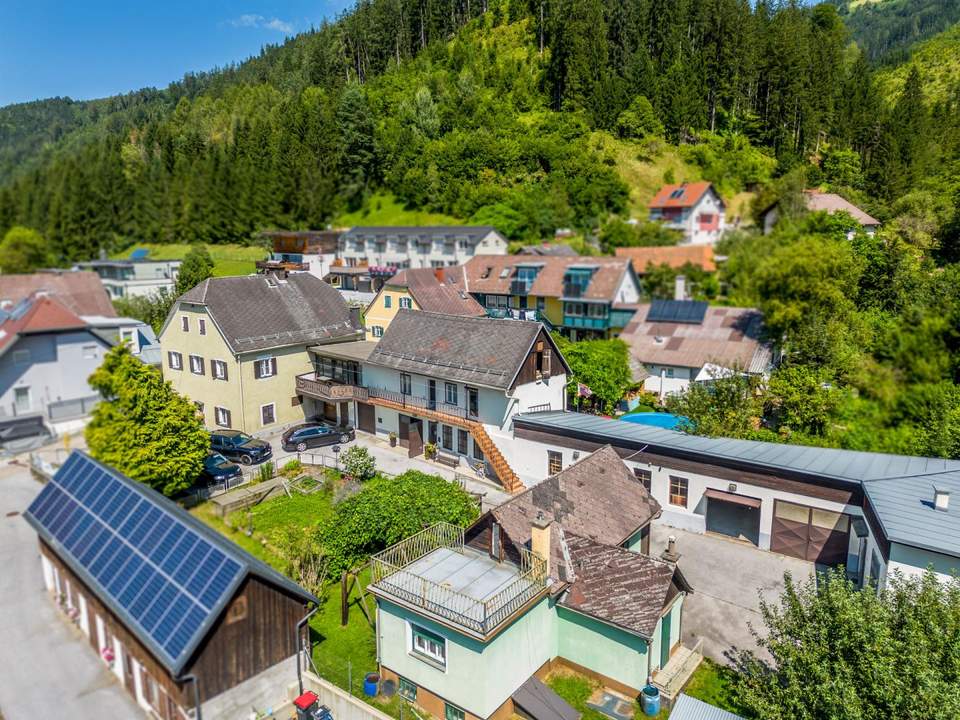 Großzügiges Haus mit Garagen, Lagerräumen und Wohnungen!