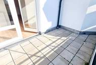 Stark reduziert - Stylischer Wohntraum im Dachgeschoss! Frisch saniert + Ruhelage + Traumhaftes Altbauhaus + Hofseitige Terrasse + U-Bahn ums Eck + Beste Infrastruktur und Anbindung!