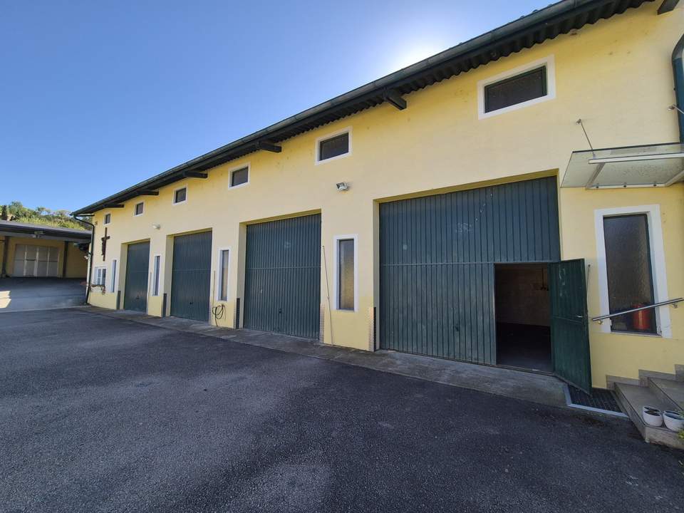 HALLE MIT 4 GARAGENBOXEN