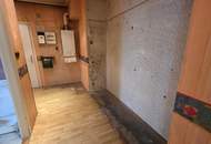 URBAN-LORITZ-PLATZ: Sanierungsbedürftige 3-Zimmer-Altbauwohnung mit Balkon