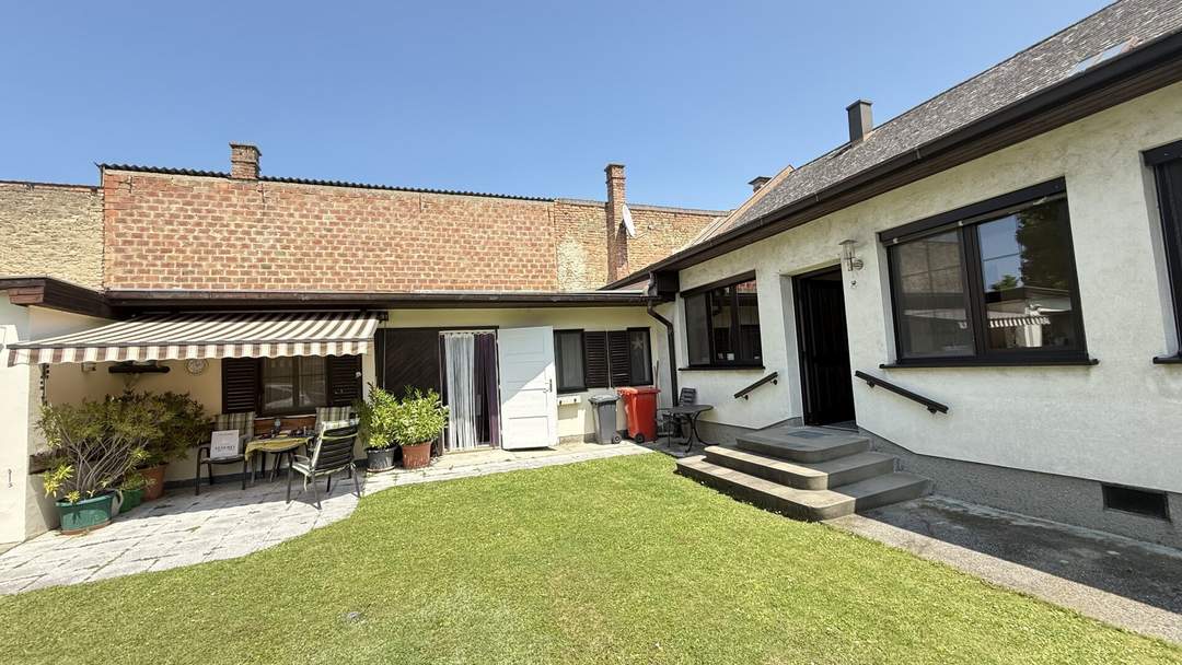 Großes Einfamilienhaus mit Veranda und Wirtschaftsanbau mit uneinsichtigen Garten + Ausbaupotential!