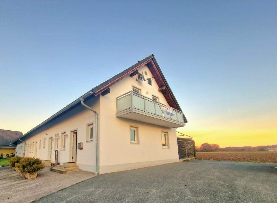 Golfer und Thermenliebhaber aufgepasst! Entzückende Terrassenwohnung mit Reihenhauscharakter.