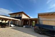 Autark leben im Lehm-Holz-Haus – mit 60 kWp PV & Naturpool