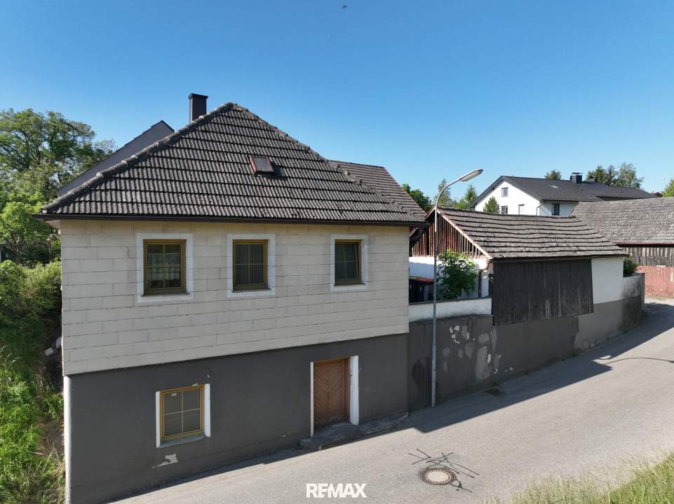 Stark Renovierungsbedürftiges Haus mit Schuppen und Garagen in Spielberg / Melk