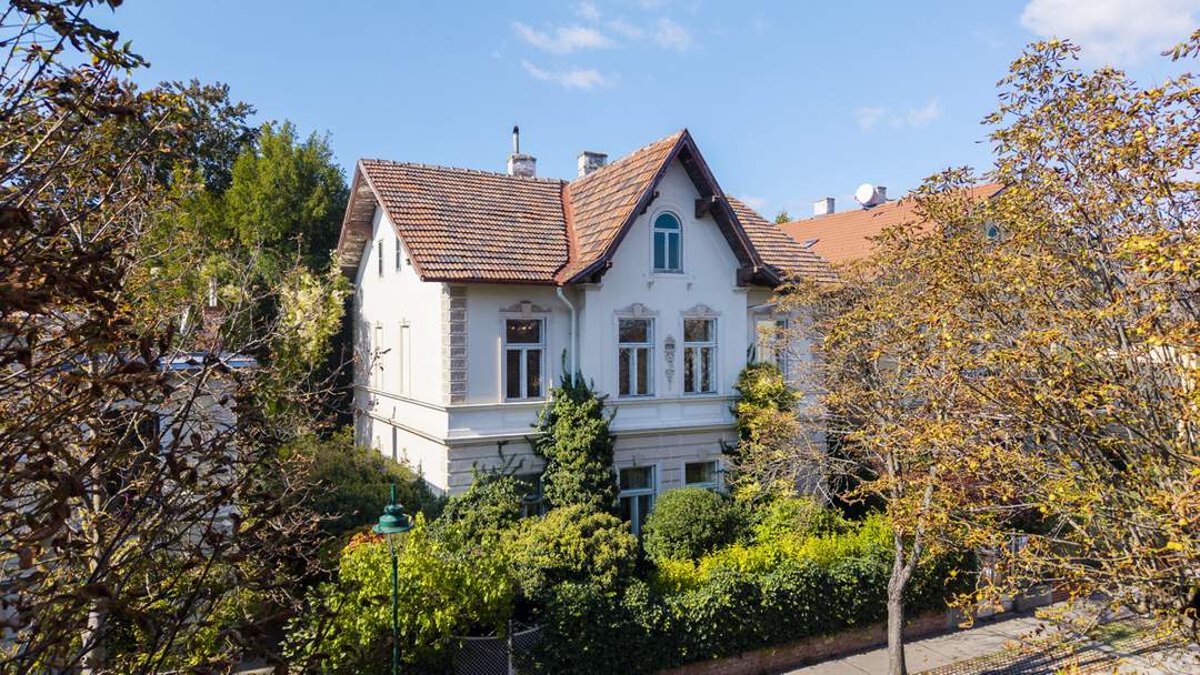 Traumhafte Jahrhundertwendevilla mit Garten und Pool