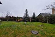 LIEBEVOLLER, SEHR GEPFLEGTER BUNGALOW SAMT NEBENGEBÄUDE MIT PARKÄHNLICHEM GARTEN IN TRAUMHAFTER WOHNLAGE MIT HERRLICHEM GRÜNBLICK DIREKT AN FELDER DER REGION ANGRENZEND