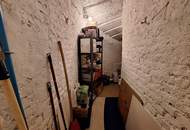 Helle Souterrainfläche mit vorgelagertem Garten