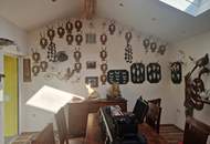 TRAUMHAFTER BUNGALOW FÜR ZWEI PERSONEN SAMT NEBENGEBÄUDE FÜR HOBBYRAUM, PARKÄHNLICHEM GARTEN MIT SCHWIMMTEICH ALS NATURPOOL DIREKT AN FELDER DER REGION ANGRENZEND