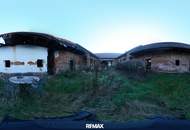 Traditioneller Vierkanthof im Dornröschenschlaf