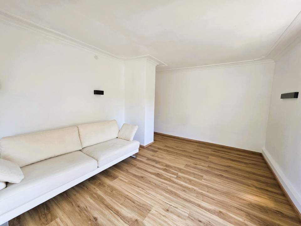 Ruhige Mietwohnung mit zusätzlichem Zimmer im Dachgeschoß und Stellplatz in der Doppelgarage