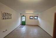 Lagerhalle / Produktionshalle mit 6 m Hallenhöhe, Verladerampe und 24/7-Zufahrt zu vermieten