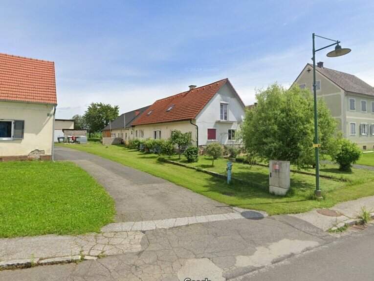 Geräumiges Bauernhaus mit angebautem Nebengebäude samt Hütte und Abstellraum