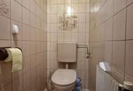 LIEBEVOLLER, SEHR GEPFLEGTER BUNGALOW SAMT NEBENGEBÄUDE MIT PARKÄHNLICHEM GARTEN IN TRAUMHAFTER WOHNLAGE MIT HERRLICHEM GRÜNBLICK DIREKT AN FELDER DER REGION ANGRENZEND