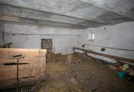 Sanierungsbedürftiger Bauernhof mit großem Grundstück