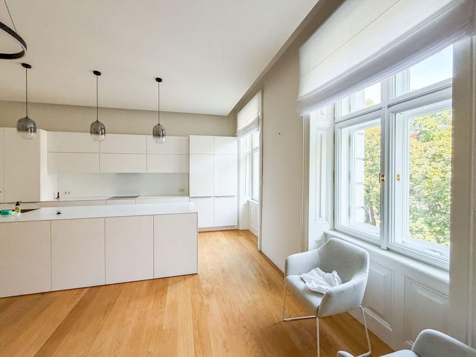 Luxuriöser Altbau! 5-Zimmer-Wohnung in prachtvollem Althaus/ Nähe Servitenviertel & Lycée