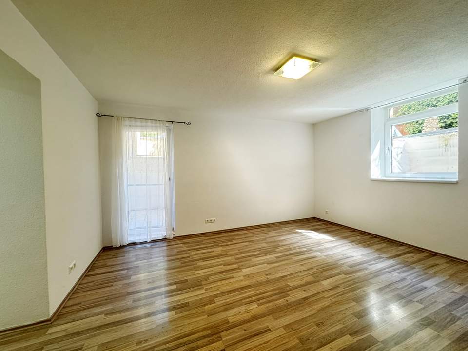 Ruhiges gelegenes Zuhause mit geschützter Terrasse und hoher Privatsphäre im Souterrain.