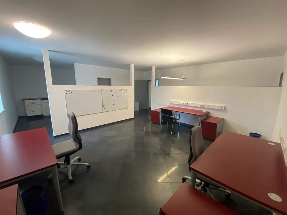 Moderne Bürofläche mit Innblick