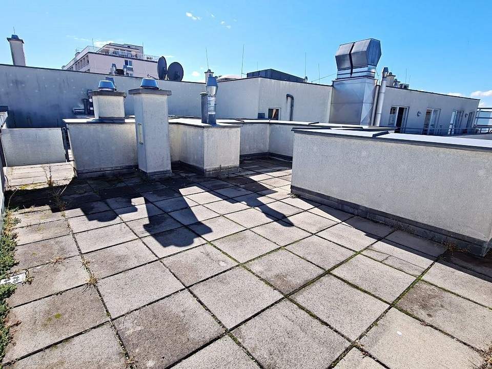 TERRASSENHIT, HOLBEINGASSE, unbefristete 84 m2 Dachgeschoß mit 64 m2 Terrasse, Wohnküche, 2 Zimmer, Wannenbad, Parketten, Fernblick