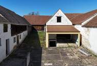 Bauernhaus mit uneinsehbaren Innenhof und Schuppen