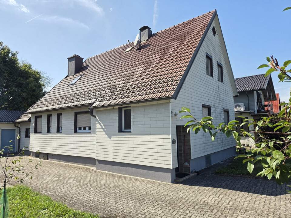Sehr gepflegtes Wohnhaus samt großem Garten sowie ein Nebengebäude mit integrierter Garage am Waldrand.