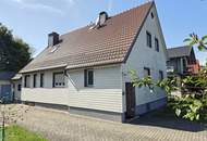 Sehr gepflegtes Wohnhaus samt großem Garten sowie ein Nebengebäude mit integrierter Garage am Waldrand.