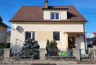 Entzückendes Haus, ebener Garten und viel Potential!