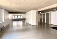 Urbanes Arbeiten im Industrial-Chic: Exklusives Büro mit Open-Space-Flair und Innenhof-Balkon