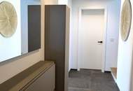 Zuhause ankommen: Traumhaus mit Salzwasserpool und moderner Gartengestaltung.