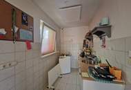 ZWEI WOHNHÄUSER - TRAUMHAFTER BUNGALOW UND KLEINES SOMMERHAUS SAMT PARKÄHNLICHEM GARTEN MIT HERRLICHEM ALTBAUMBESTAND