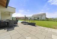 Moderner Town &amp; Country Bungalow mit Pool, Carport und großzügigem Eigengrund in sonniger Lage