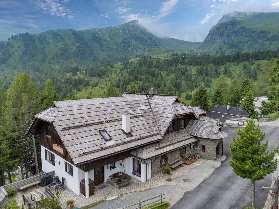 Sehr gepflegtes Appartementhaus mit Restaurant in Toplage am Falkert