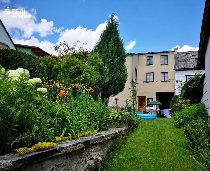 Geräumiges Wohnhaus mit schönem Garten