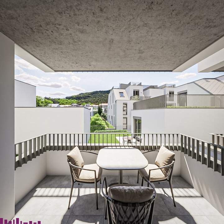 Abkühlen im hauseigenen Pool .... Ihre Traumwohnung mit Terrasse oder Garten und Fernblick Nähe Maurer Wald PROVISIONSFREI !!