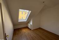 Top sanierte DG-Wohnung mit Balkon / nur 3 Wohneinheiten im Haus