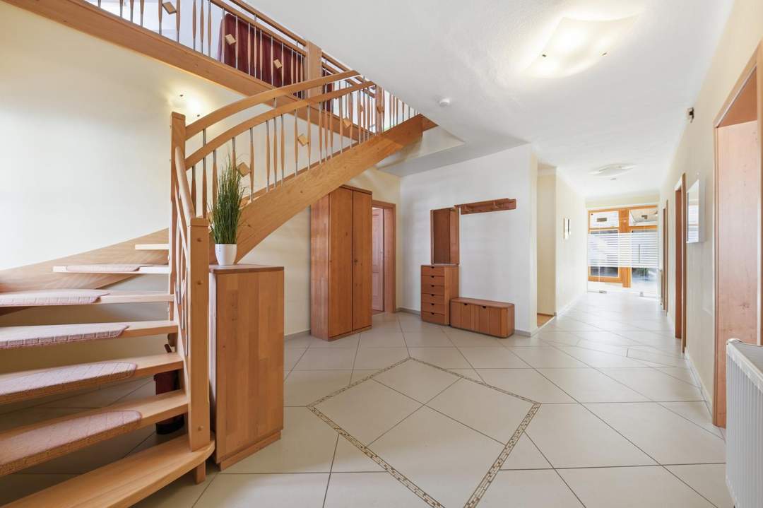 IMPOSANTER LANDSITZ FÜR HOHE ANSPRÜCHE! GROßZÜGIGE WOHN-UND NUTZFLÄCHEN SOWIE ÜBER 5000 m2 LAND