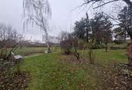 RARITÄT IN HOLLABRUNN: CHARMANTES, SANIERUNGSBEDÜRTIGES LANDHAUS MIT BAULANDRESERVE IN SEHR GUTER WOHNLAGE MIT HERRLICHEM GARTEN SAMT ALTBAUMBESTAND