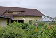 Großzügiges Zweifamilienhaus mit gepflegtem Garten und viel Platz