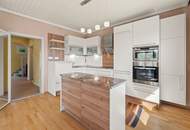 Wohnhaus mit Nebengebäude in zentraler Lage