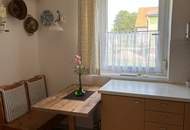 LIEBEVOLLER BUNGALOW MIT ATEMBERAUBENDEM GRUNDSTÜCK UND POOLBEREICH IN TRAUMHAFTER RUHELAGE MIT HERRLICHEM GRÜN- UND AUSBLICK IN UNMITTELBARER FELDRANDLAGE