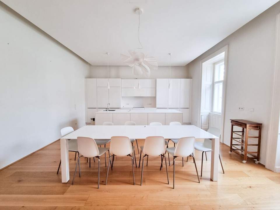 Luxuriöse Altbauwohnung in einem prächtigen historischen Haus in der Nähe des Servitenviertels und des Lycée