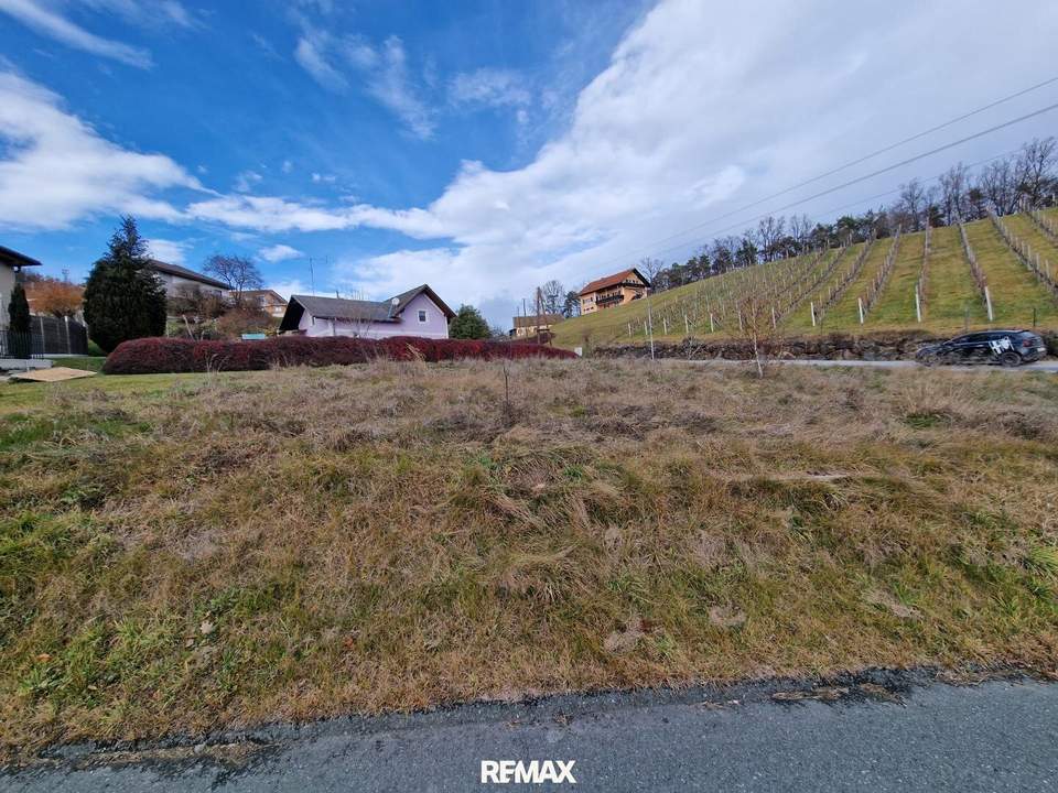 Schönes Baugrundstück mit Sicht auf Weinberge.