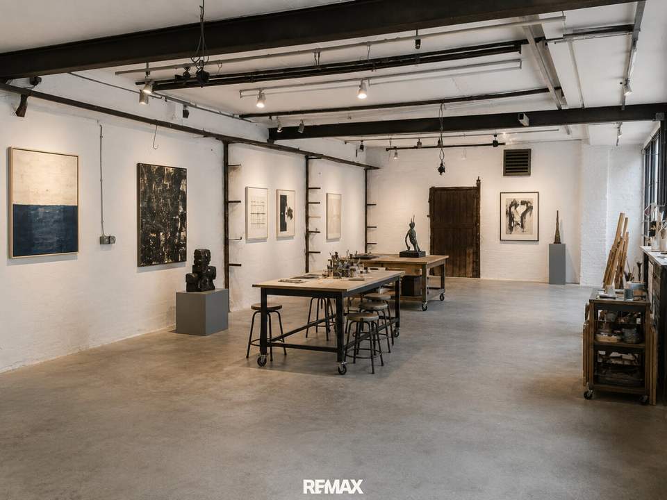 Mega > DEAL : Ausstellungsraum, Atelier, Treffpunkt... . Zusätzlich Wohnung oberhalb möglich.