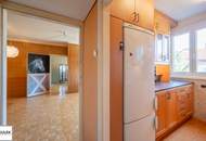 Bastiengasse 15: 3-Zimmer-DG-Wohnung mit separater Küche & gemütlicher, sonniger Terrasse