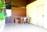 WOHNBAUGRUNDSTÜCK: Grünes Paradies in Stadtnähe mit teilweiser Bebauung: 2 Garagen + Wohnwagencarport + Keller, ....