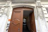 Kleine Wohnung mit Blick in den Innenhof // Tiny Apartment with view in the inner court yard //