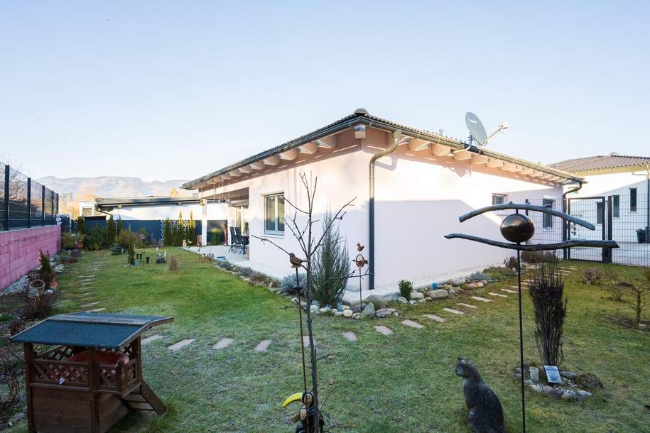 hausansicht-mit-terrasse-und-garten