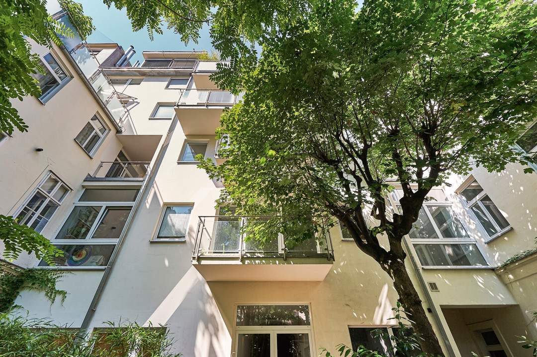 Neuwertige Zwei-Zimmer-Altbauwohnung mit herrlicher Terrasse und Loggia direkt beim Naschmarkt