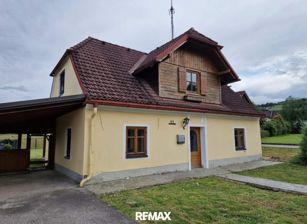 Teilsaniertes Einfamilienhaus mit großem Grundstück in ruhiger Lage