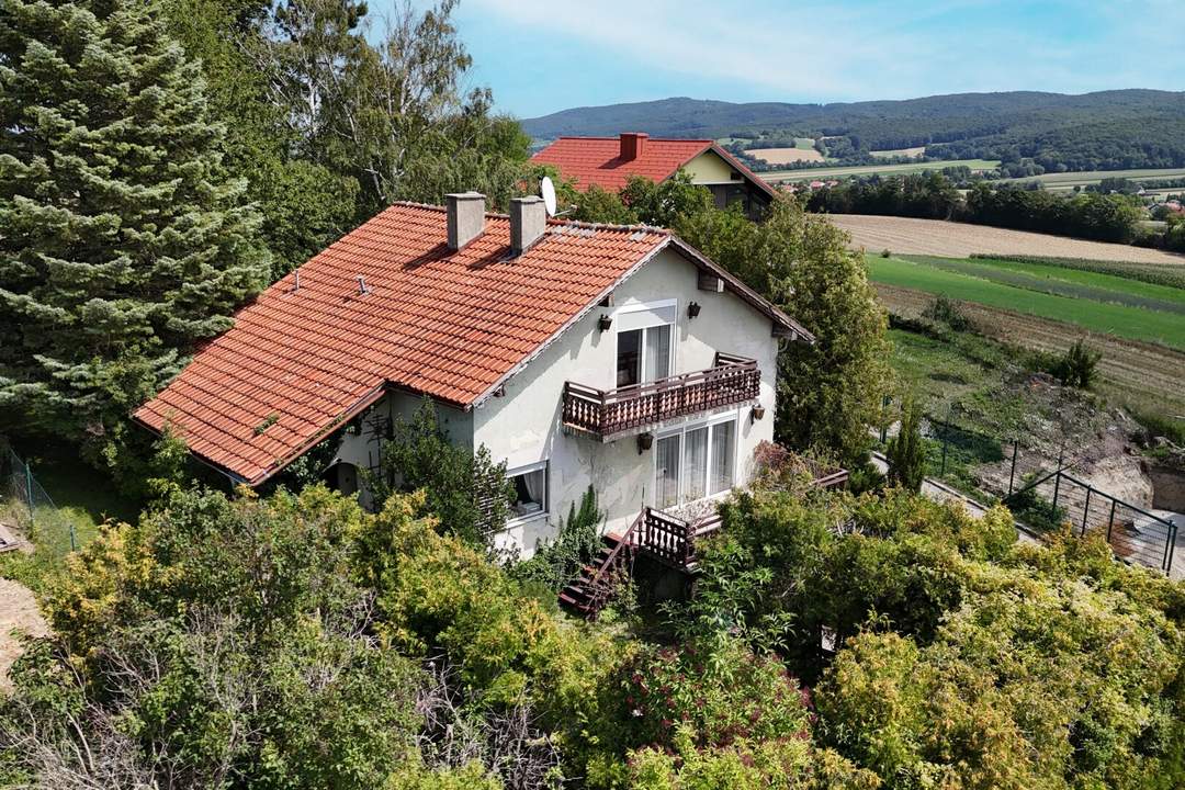 Landhaus mit Potential auf Anhöhe mit traumhaftem Weitblick ins Land