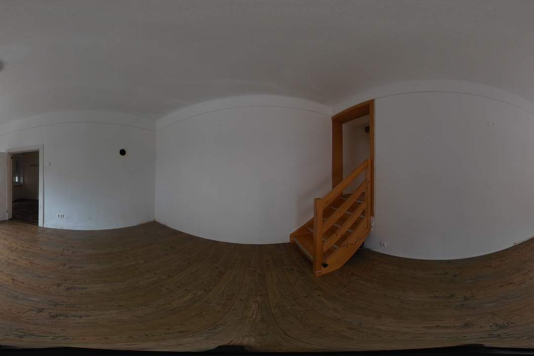Einfamilienhaus mit ebenerdigem Garten und Nebengebäude - beleben Sie es zu neuem Leben!
